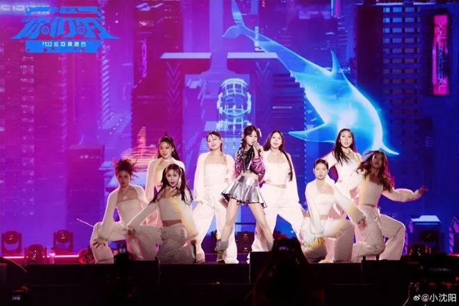 众高喊退票父亲护女引爆网络热议小沈阳女儿演唱会首秀翻车！观(图2)